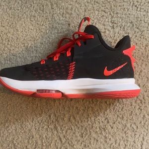 Lebron Witness 5 Basketball Shoes